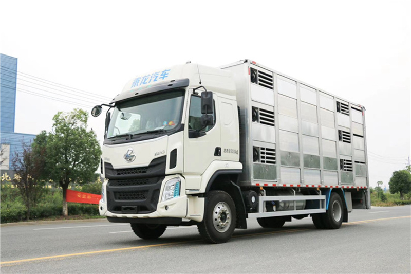 国六柳汽6.8米拉猪车
