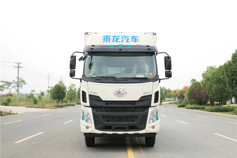 国六柳汽6.8米拉猪车