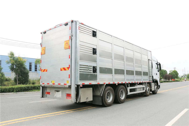 国六柳汽9.6米拉猪车