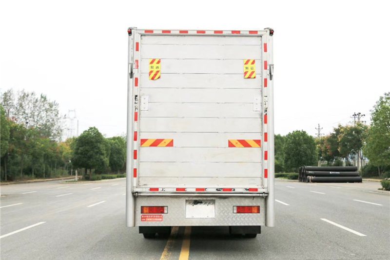 国六柳汽9.6米拉猪车