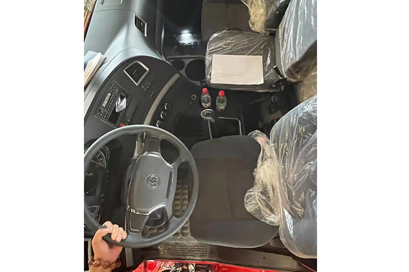 陕汽德龙牵引头35吨随车吊