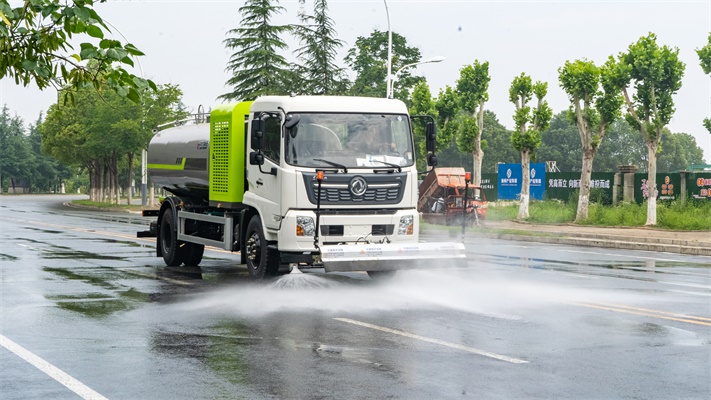 东风天锦路面养护车