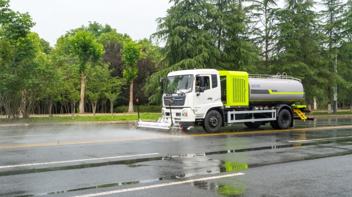东风天锦路面养护车