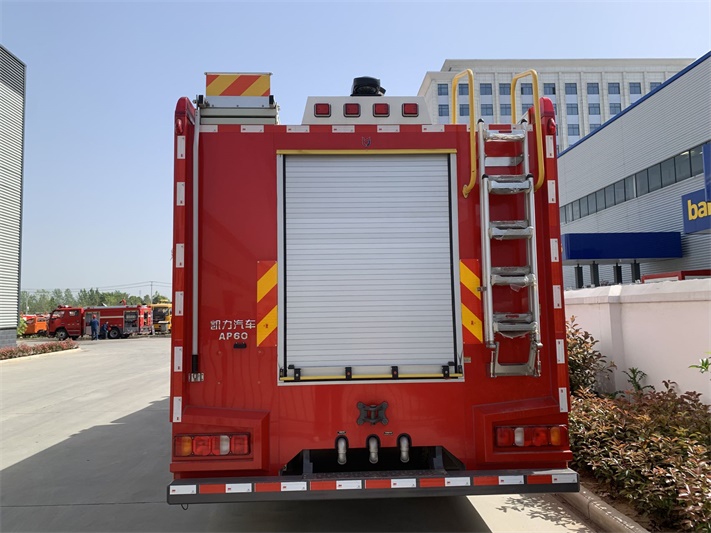 汕德卡6吨压缩空气泡沫消防车